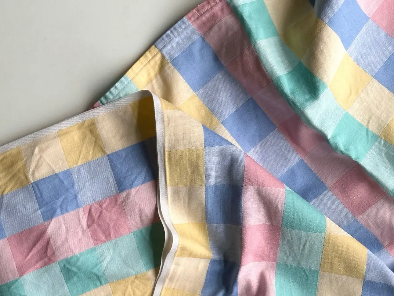 Billede 4 - Pastelternet dug, 180 x 130 cm