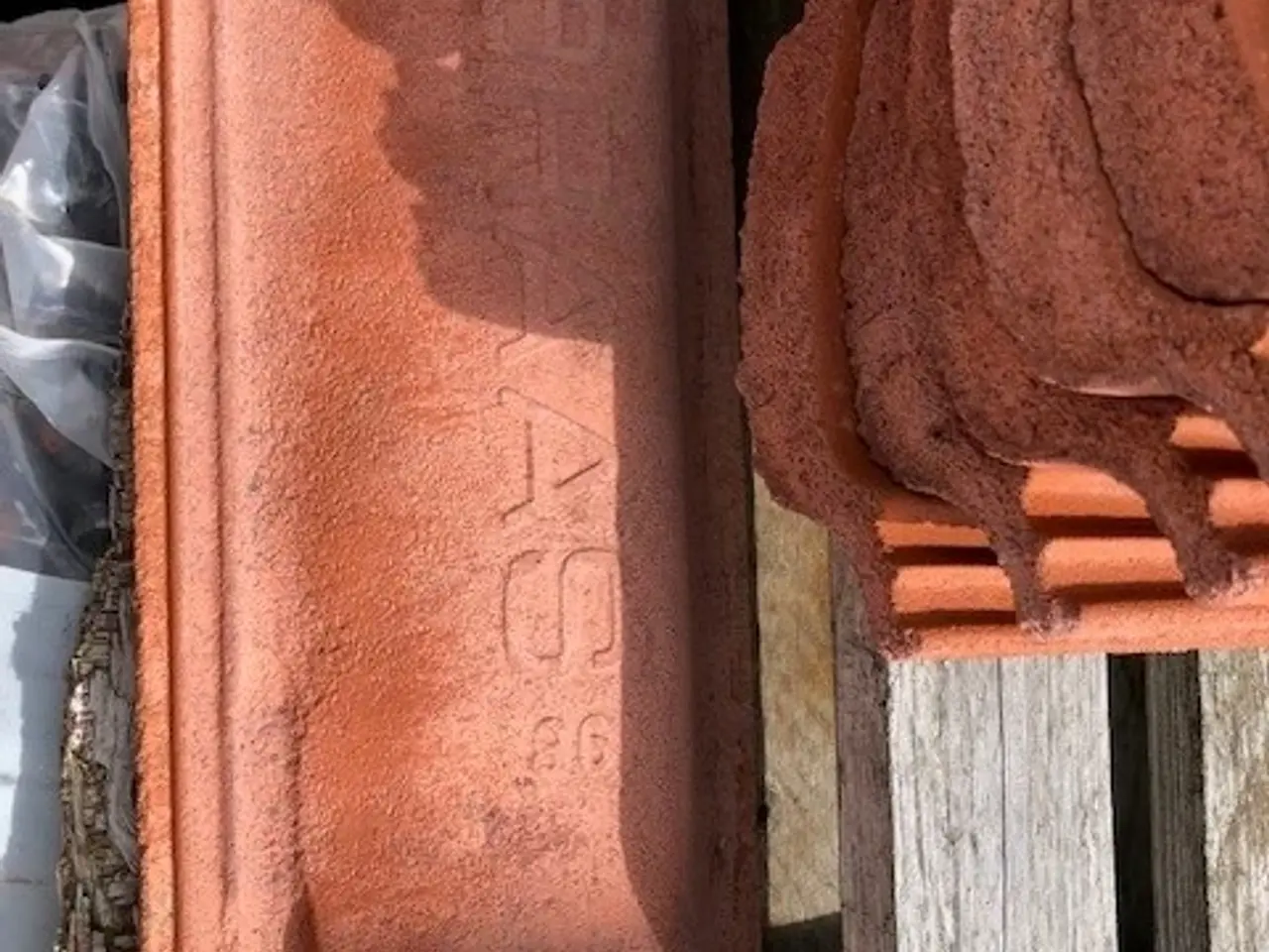 Billede 2 - B&C 1/2 tagsten, koralrøde