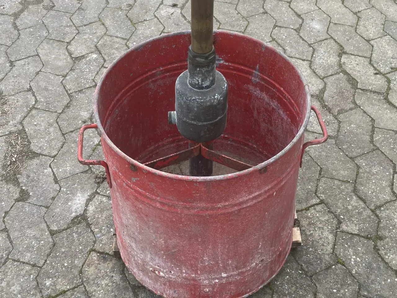 Billede 4 - Gl. Brandspand 60 liter med pumpe fra 50´erene