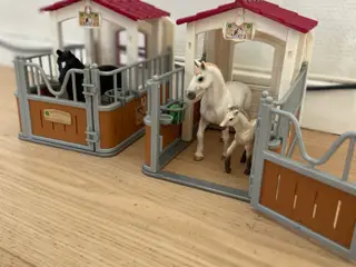 Schleich dyr og stald plus tilbehør