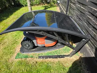 Stor garage til robotplæneklipper 
