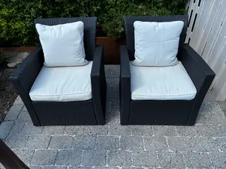 Havestole i sort rattan med hynder