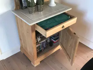 Kommode med marmor plade