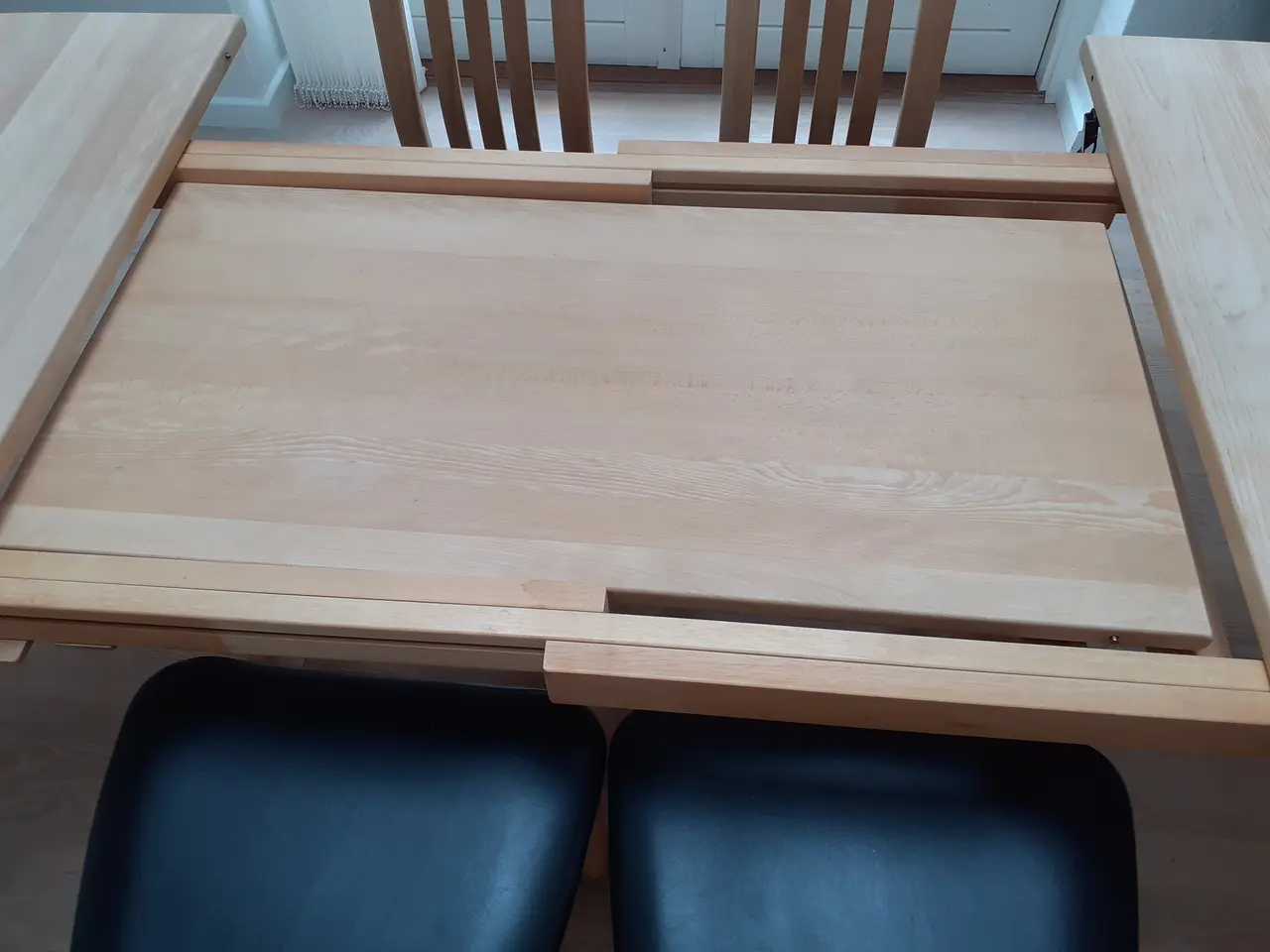 Billede 4 - Spisebord med 6 stk stole. 