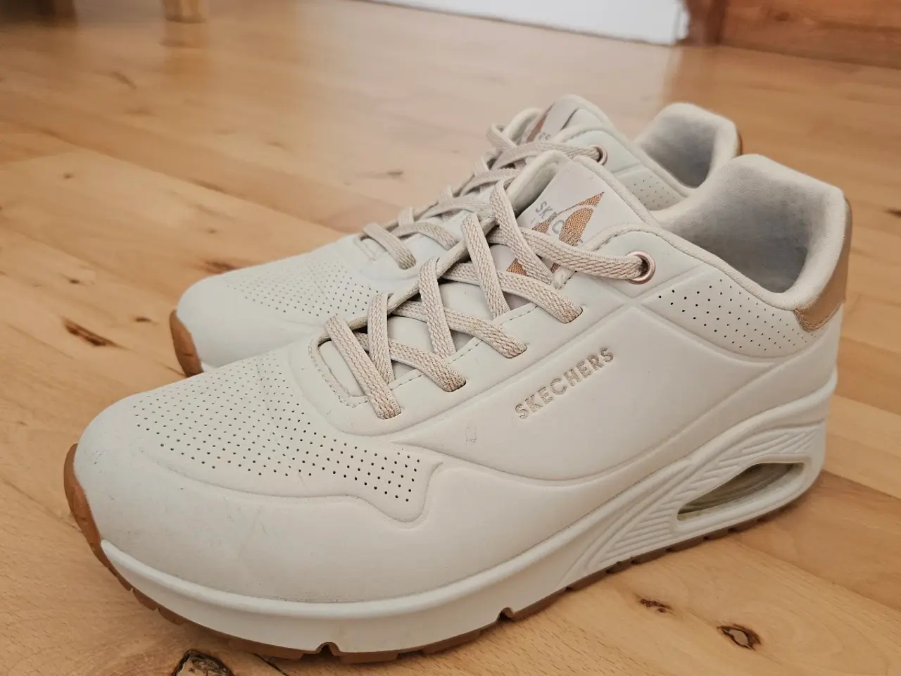 Billede 4 - HVIDE SNEAKERS FRA SKECHERS