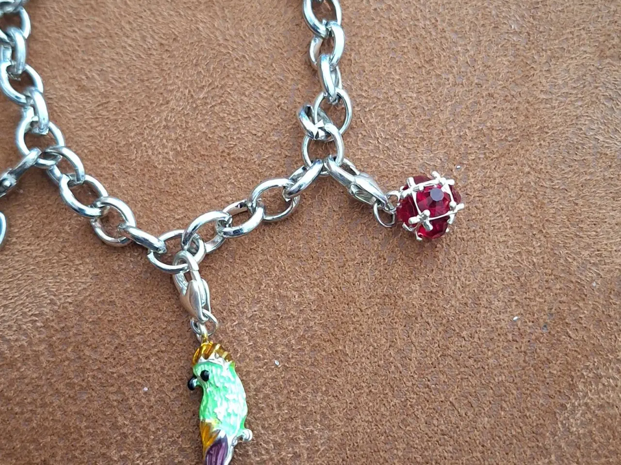 Billede 3 - Armbånd med charms