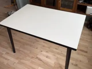 Spisebord med udtræk fra ilva