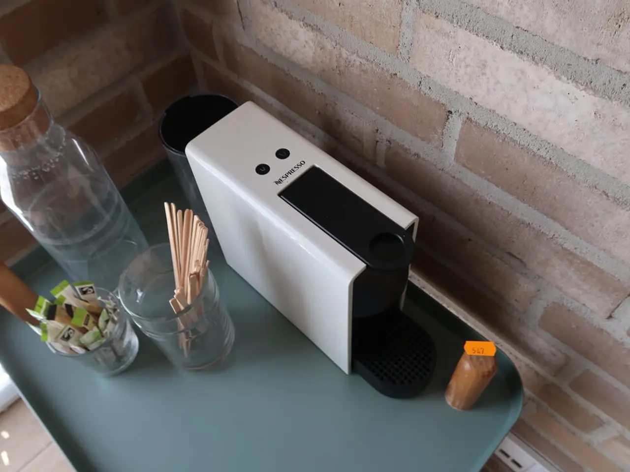 Billede 4 - Opbevaringsvogn med div. Krus samt kaffemaskine NESPRESSO