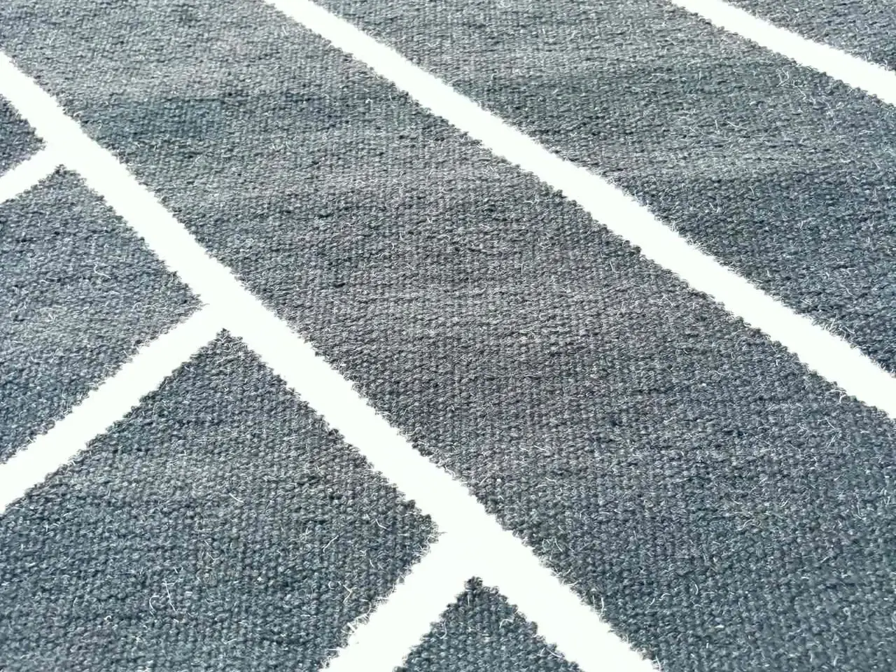 Billede 1 - Brisbane uldtæppe 140 × 200 cm – Håndlavet – Silve