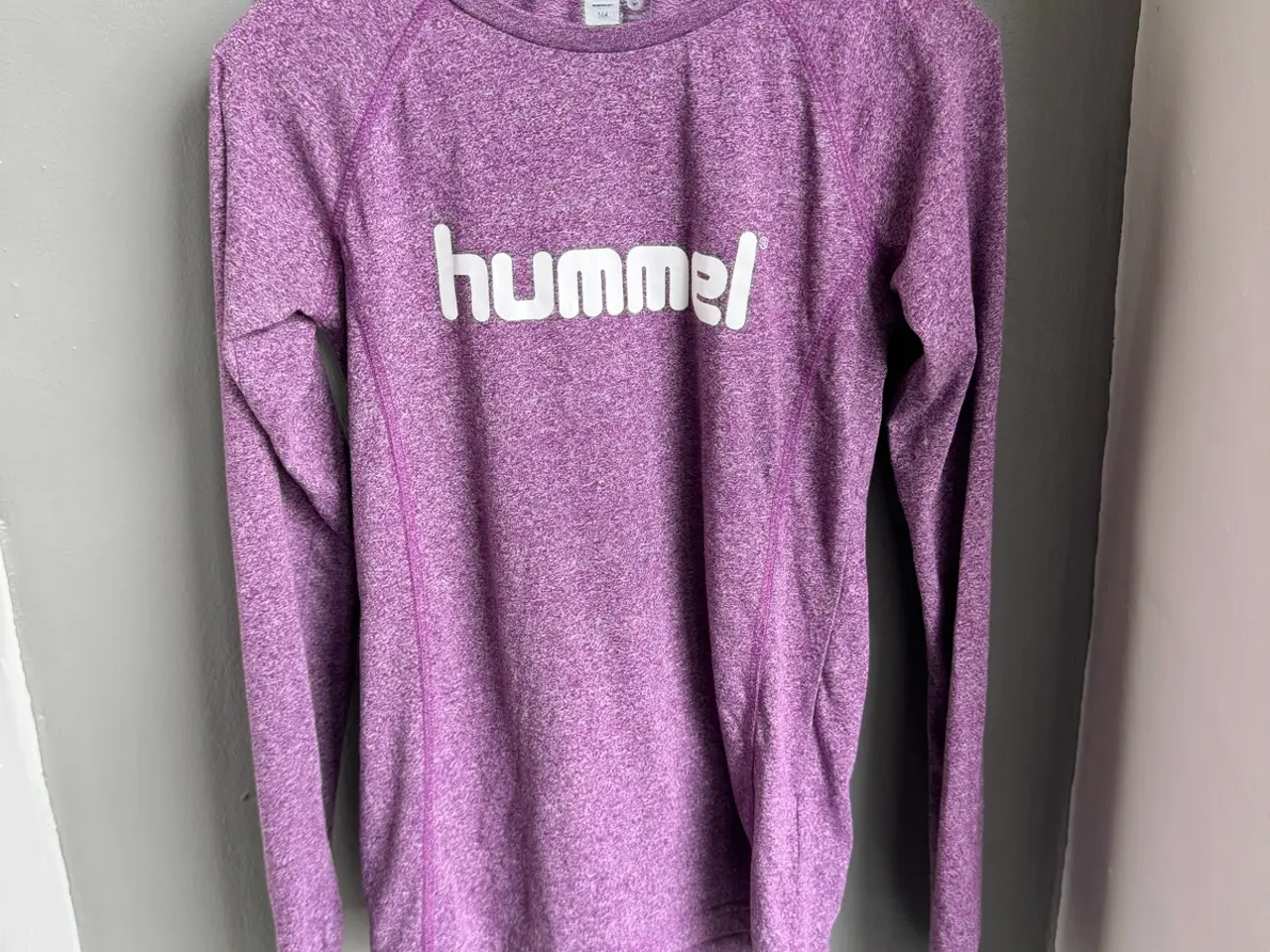 Billede 1 - Lilla Hummel trøje med hvidt logo str. 164
