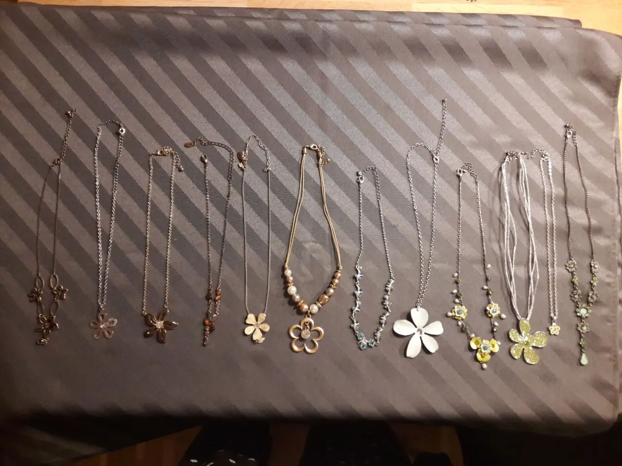 Billede 1 - Smykke med flotte blomster