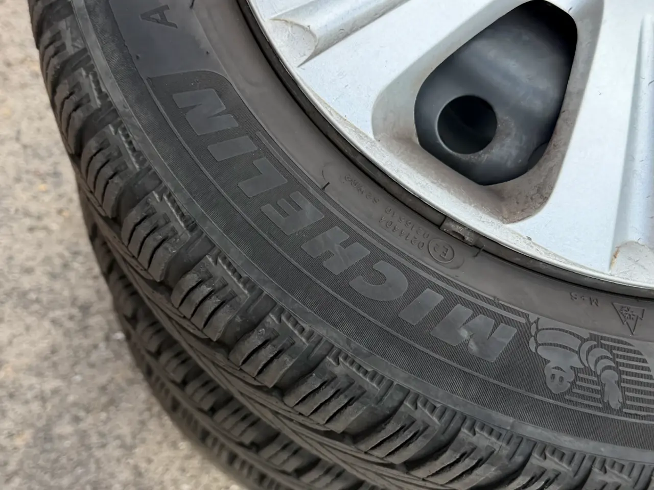Billede 3 - Ford fælge med helårsdæk . 5x108 krydsmål