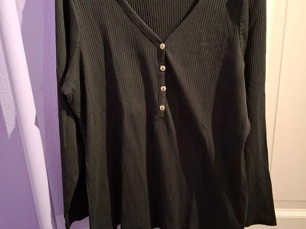 Billede 1 - Sort bluse fra Zizzi I M med v-hals og knapper