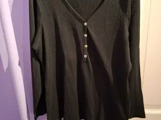 Sort bluse fra Zizzi I M med v-hals og knapper