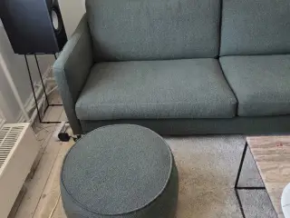 3 personer sofa, inkl nakkestøtte og puf
