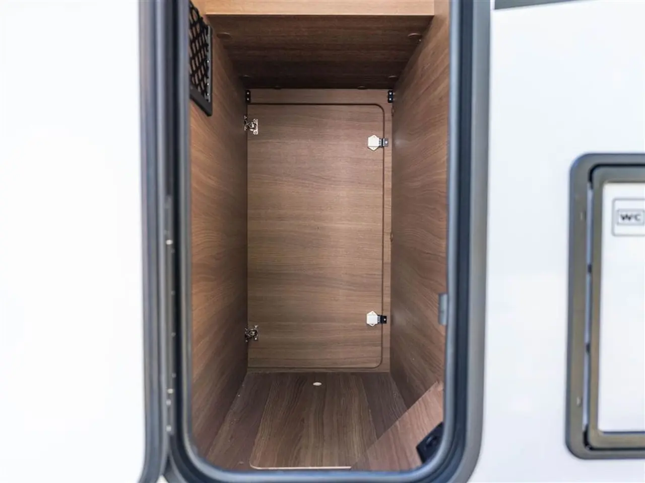 Billede 23 - 2027 - Benimar Tessoro 481 Northautokapp Under 6 meter med enorm plads indvendig