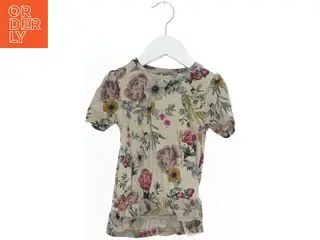 Bluse med blomstermønster fra Name It (str. 104)