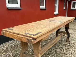 Fantastisk flot bord, lavet af gammel dør.