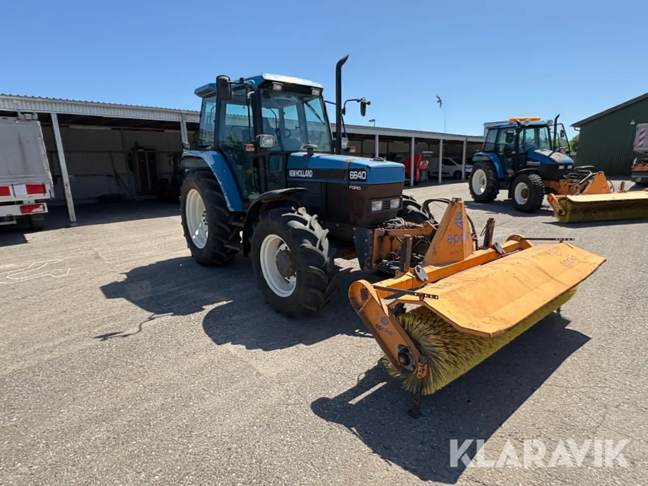Billede 2 - Traktor Ford 6640 med kost og plov