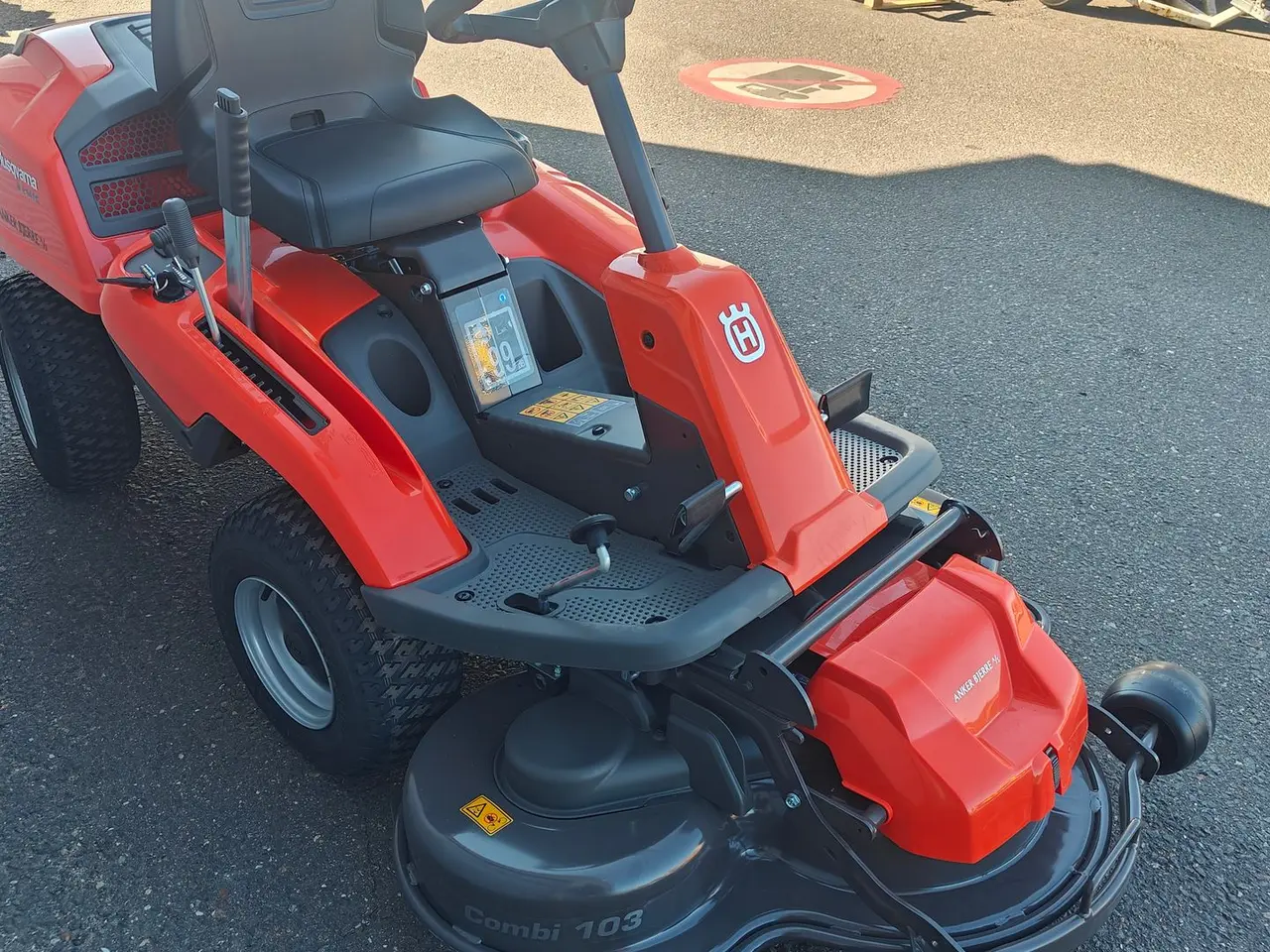 Billede 3 - Husqvarna R214TC. inkl. 103cm klipperdæk