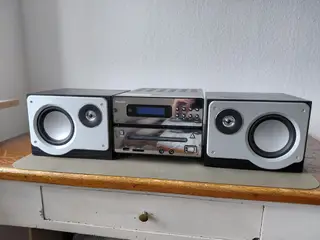 Stereoanlæg med DVD og fjernbetjening