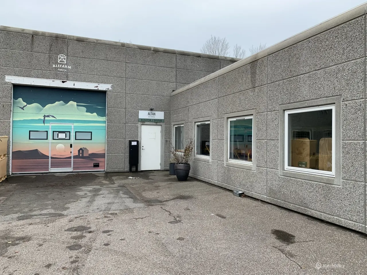 Billede 13 - Højloftet lager. showroom med port samt stort kontor
