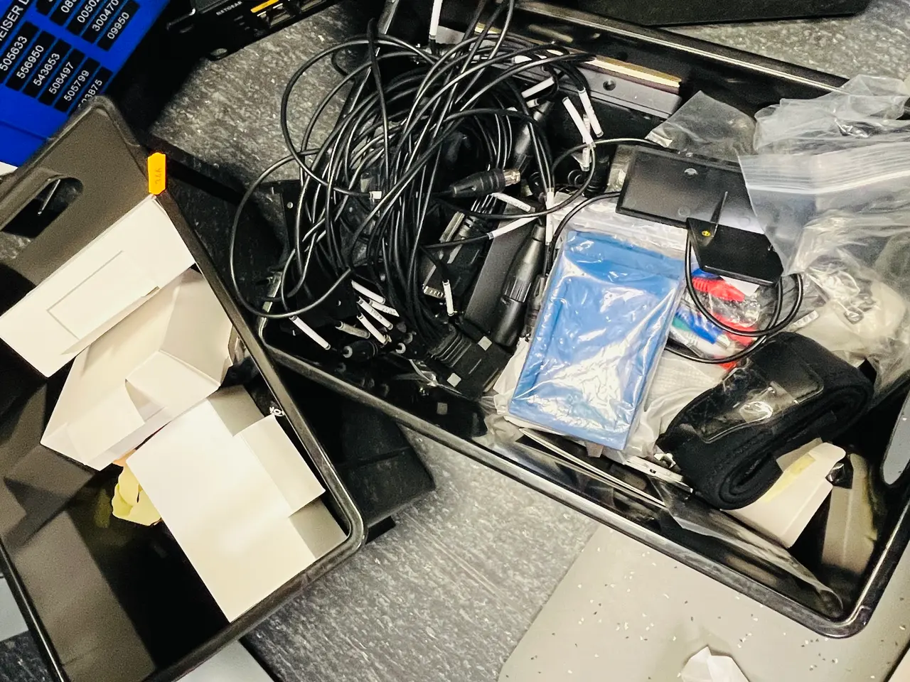 Billede 13 - Trådreol m. indhold - Div. Kabler, Netgear Switch m.m.