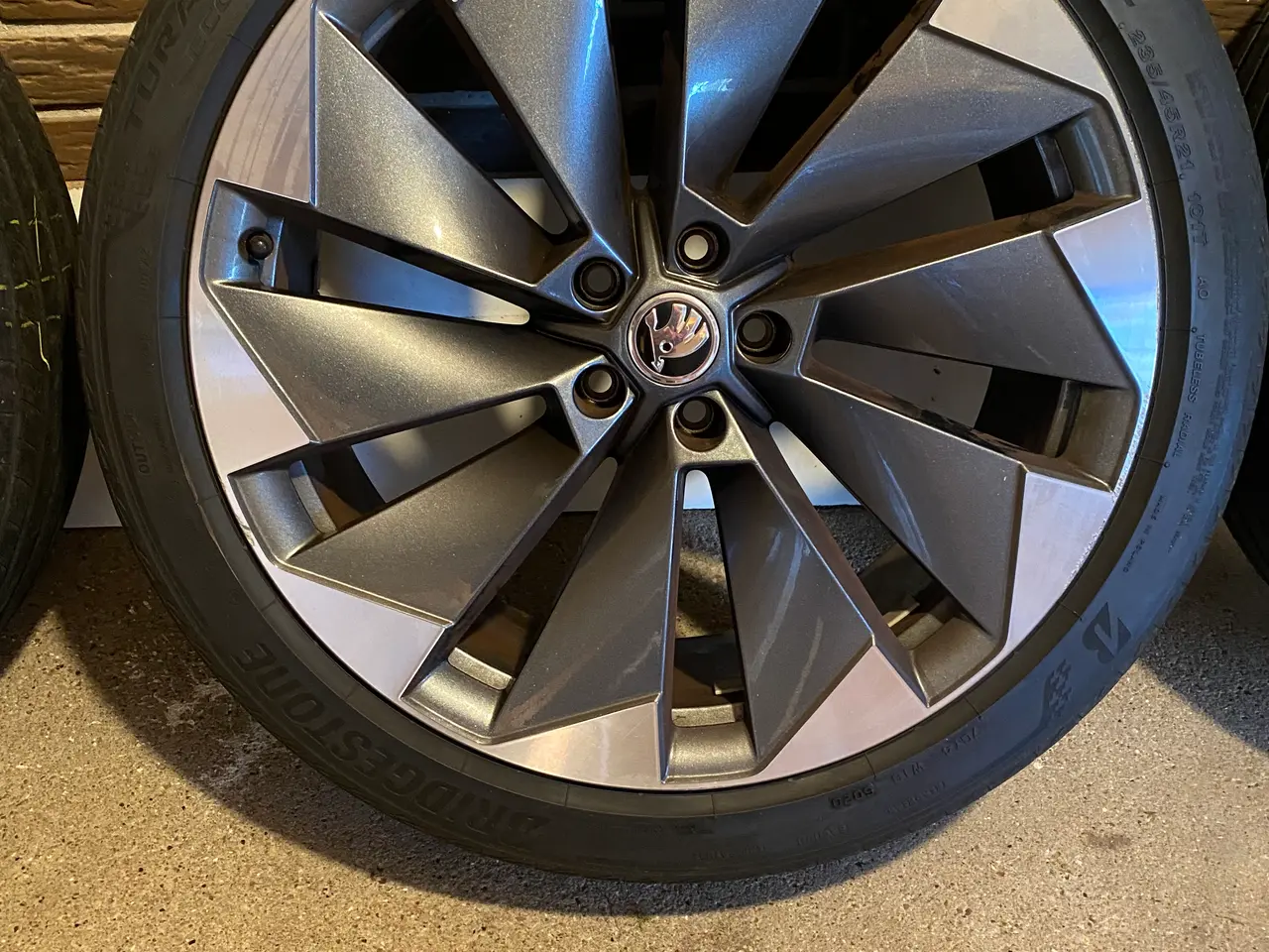 Billede 4 - 21" originale fælge til Skoda Enyaq med sommerdæk