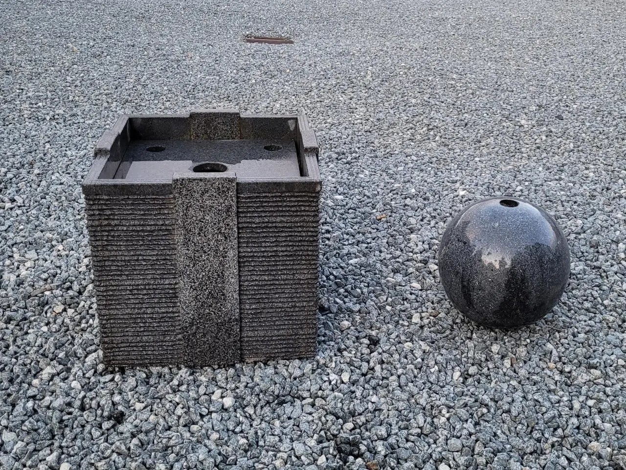 Billede 2 - Granit kugle eller blomster krukke