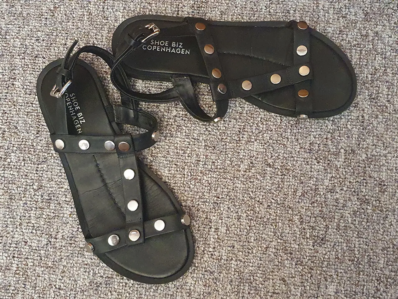 Billede 2 - Sort sandal fra Shoe Biz str. 38