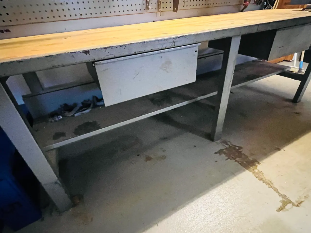 Billede 3 - Arbejdsbord m. bagplade + Indhold