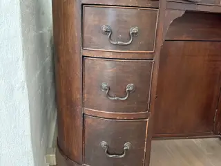 Skrivebord / kosmetikbord