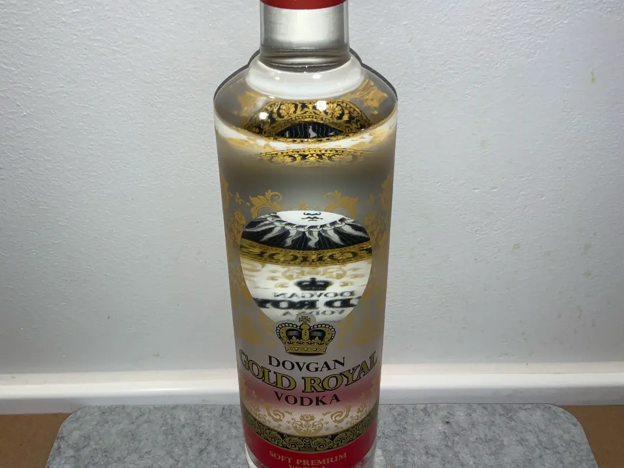 Billede 3 - Dovgan Gold Royal vodka flaske på 700 ml med 37,5%