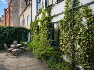 Bynær boligudlejningsejendom med gårdmiljø og indtægtspotentiale