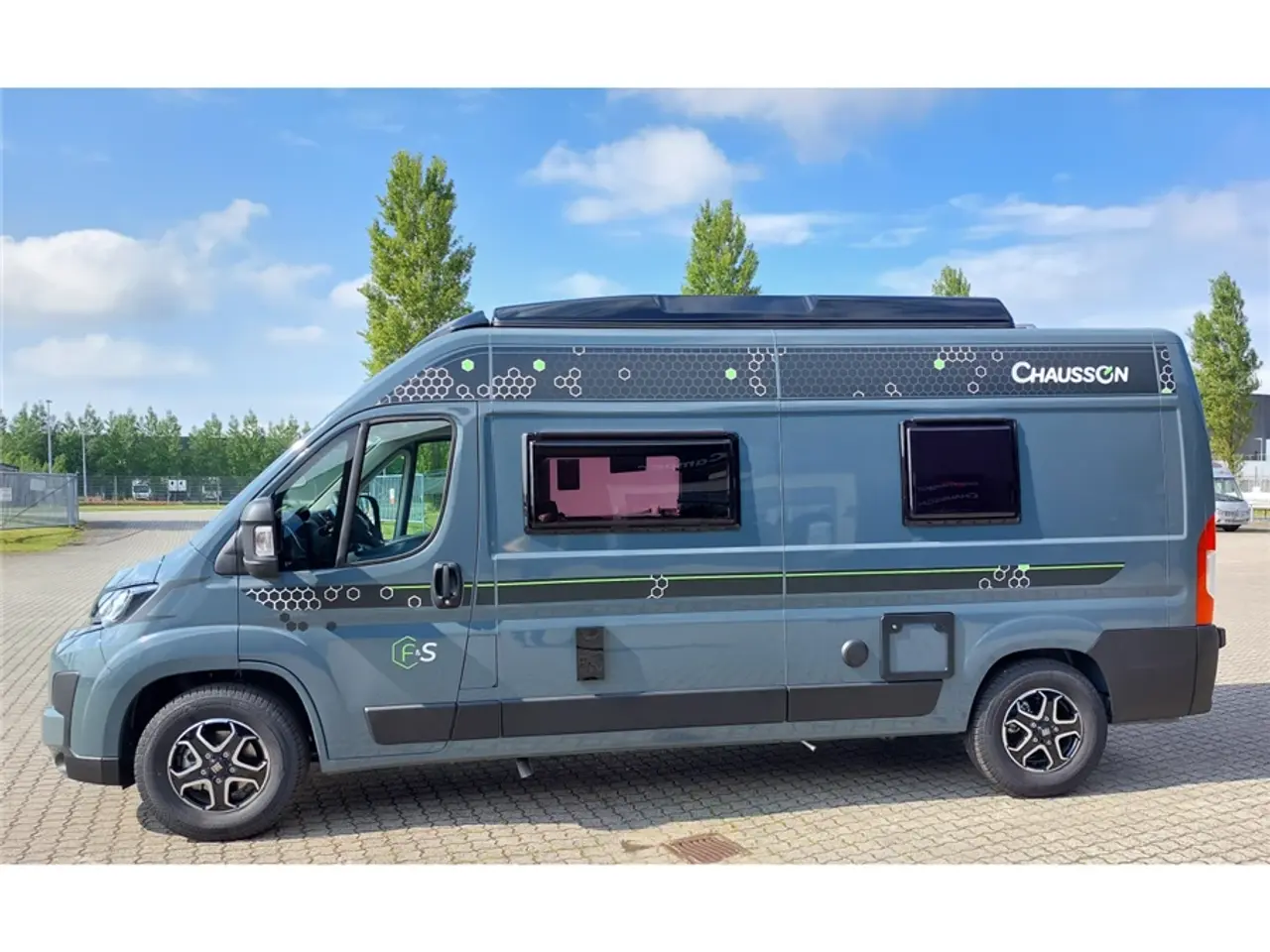 Billede 4 - 2025 - Chausson F&S Line    TILBUDSPRIS kr. 931.800,- SPAR kr. 21.600,- Van som familiecamper med 5 selepladser, pop-up og masser af sovepladser på kun 5,99 m længde.