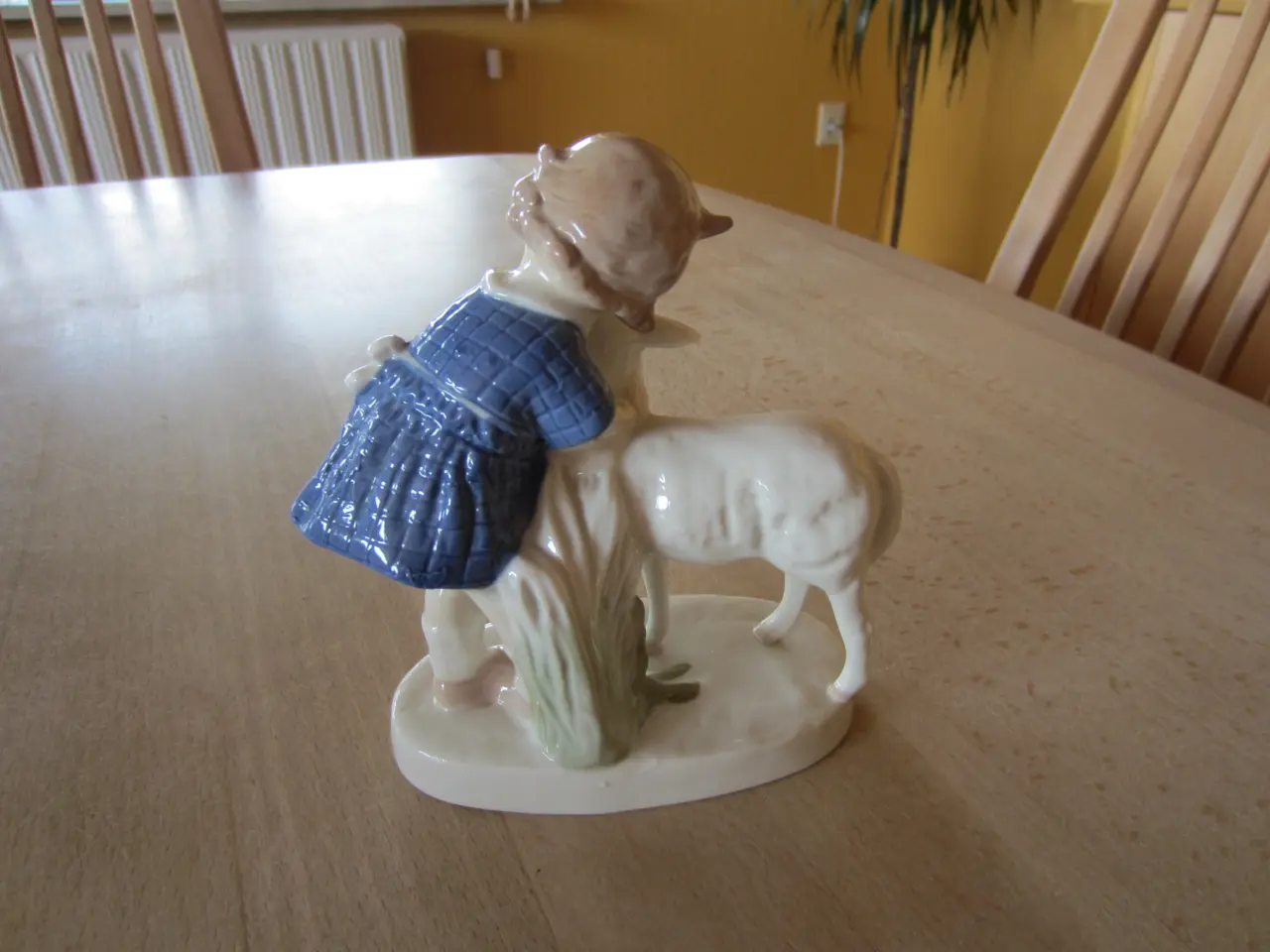 Billede 3 - Porcelænsfigur med pige og lille lam
