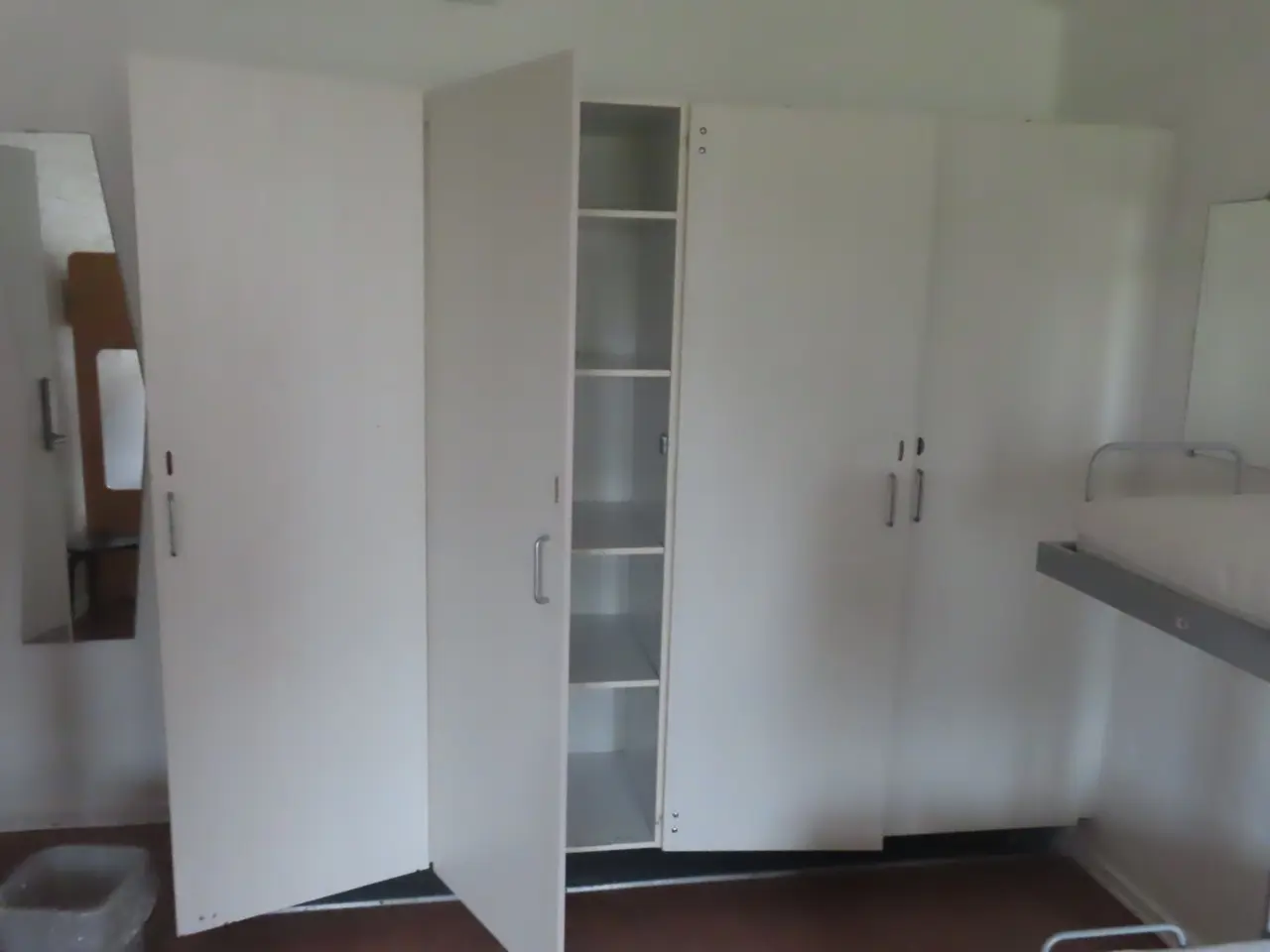 Billede 6 - Indhold på værelse af bord, køjeseng, skab mv.