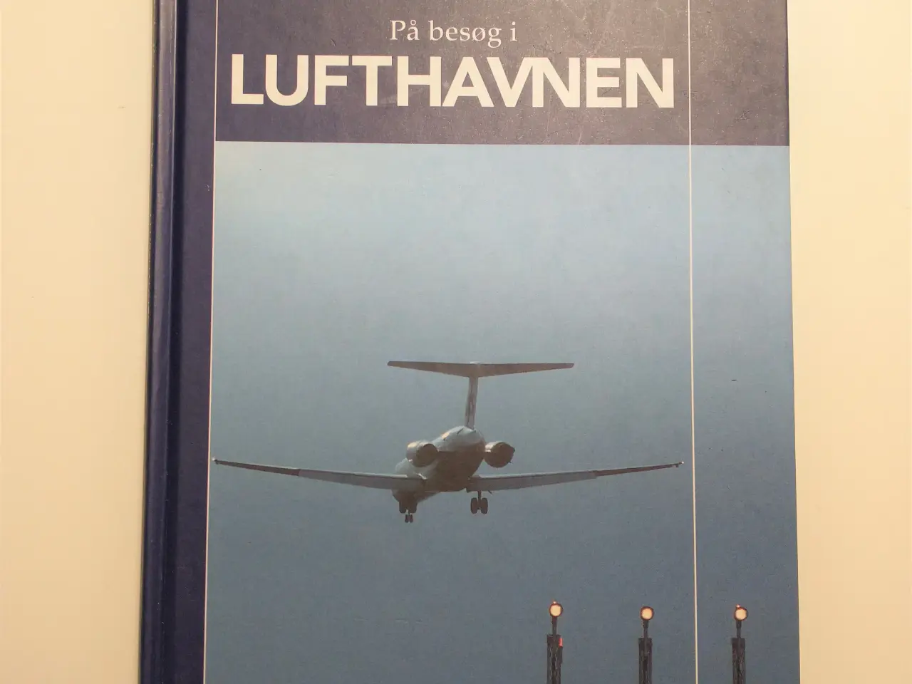 Billede 1 - På besøg i lufthavnen. Af Birthe Kot