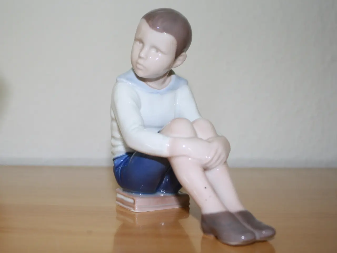 Billede 10 - Dreng, der sidder på bøger, figur fra B & G