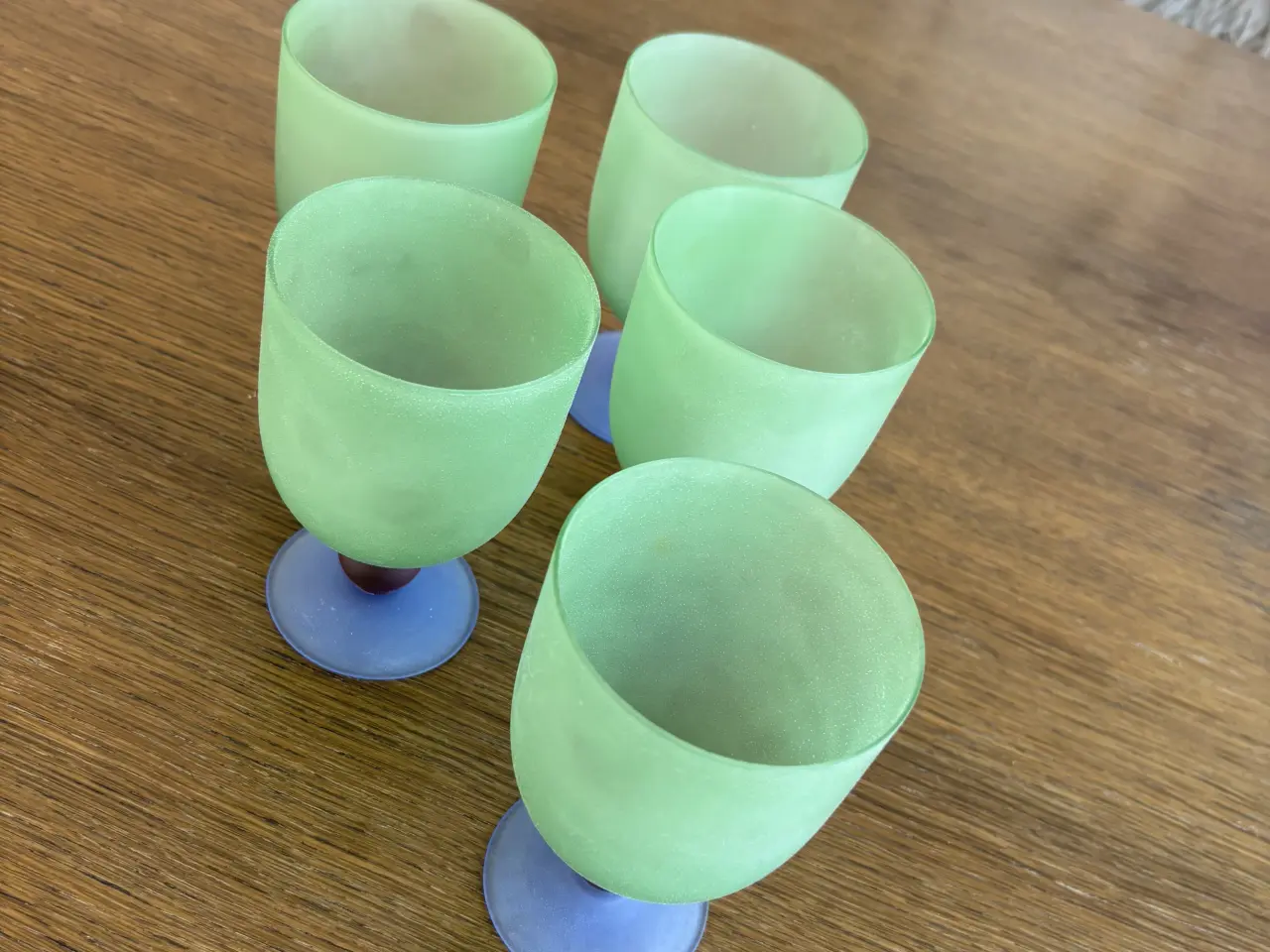 Billede 1 - 5 vintage-glas på fod i farvet, matteret glas