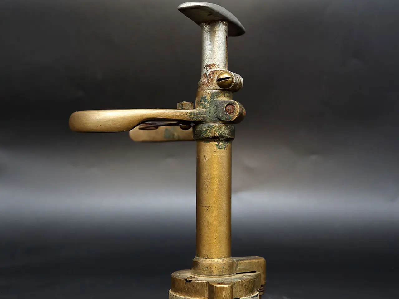 Billede 7 - Gammel flaskelukker i messing og stål med patina