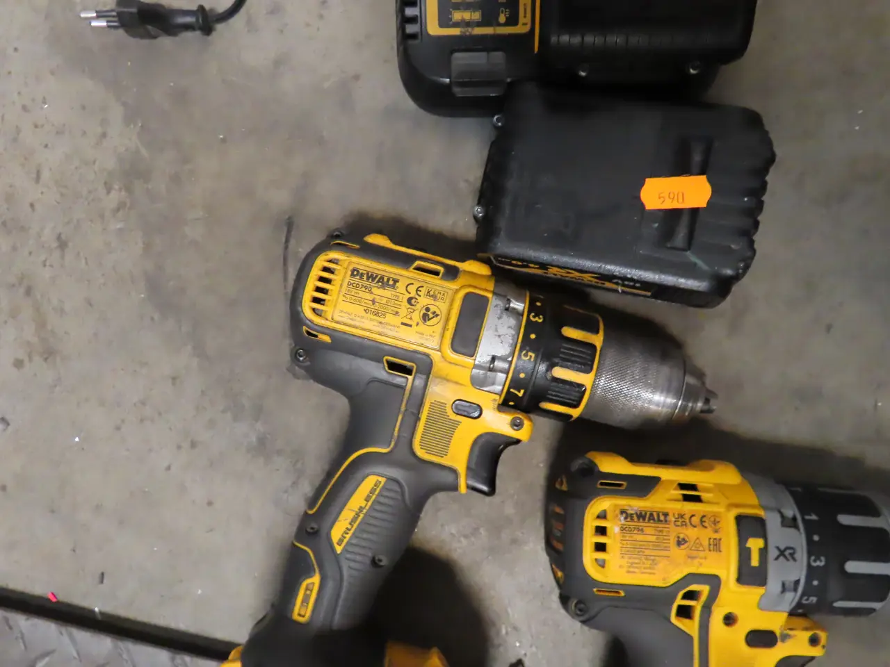 Billede 3 - 2 stk. Akku bore/skruemaskiner DEWALT DCD796, DCD790