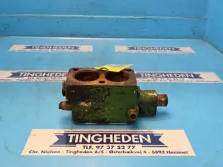 John Deere 6125HZ001 Thermostat Hus RE501605