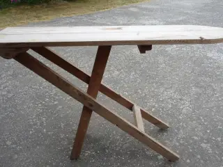 Gammelt strygebræt i træ.