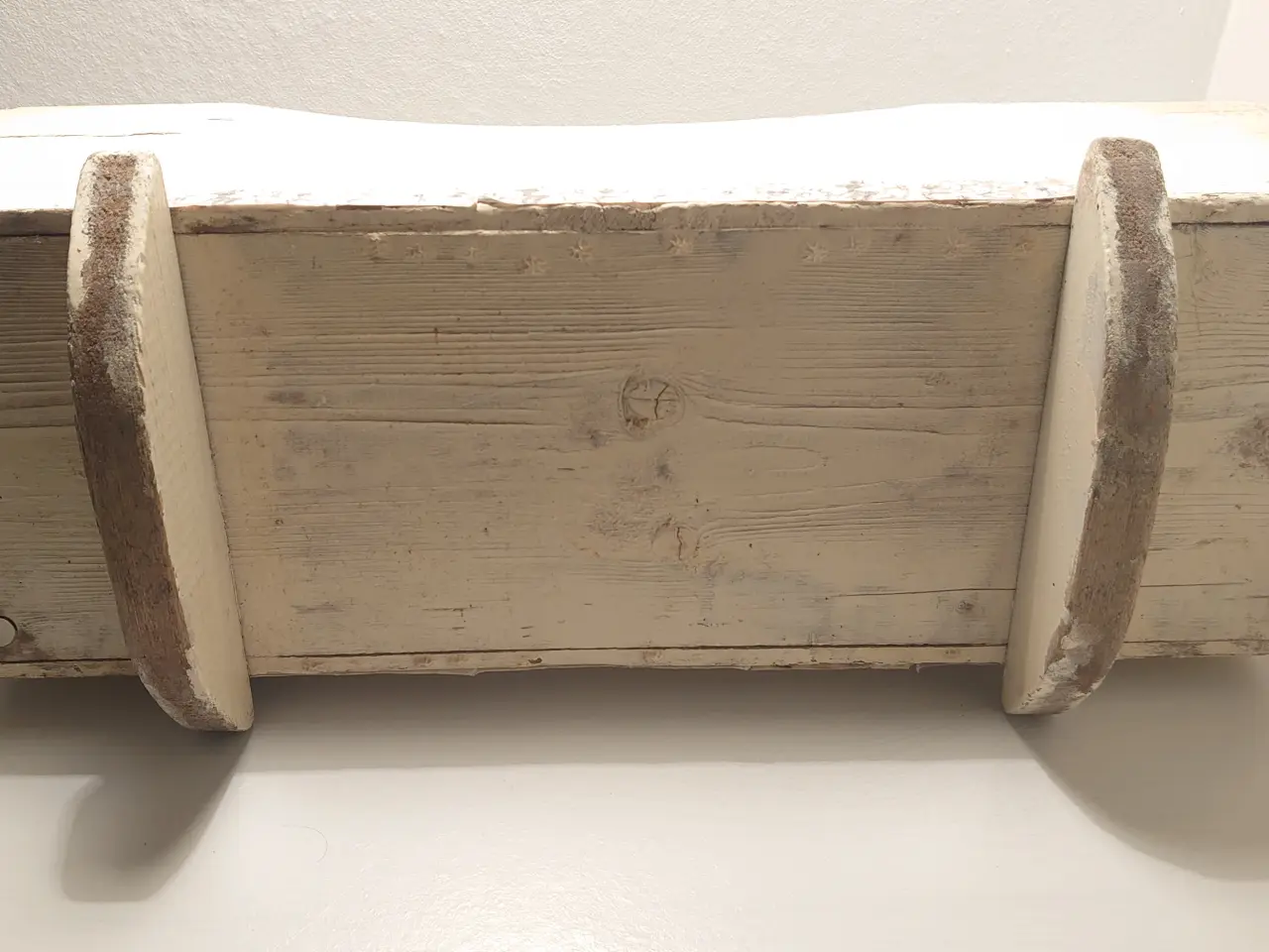 Billede 5 - Gammel patineret dukkevugge. L 50,5cm.