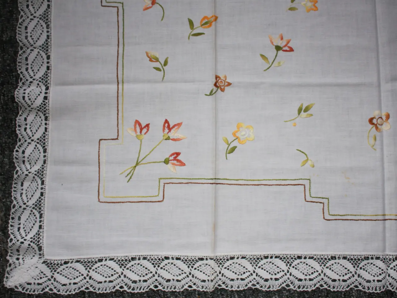 Billede 3 - Lile broderet dug 100 x 100 cm