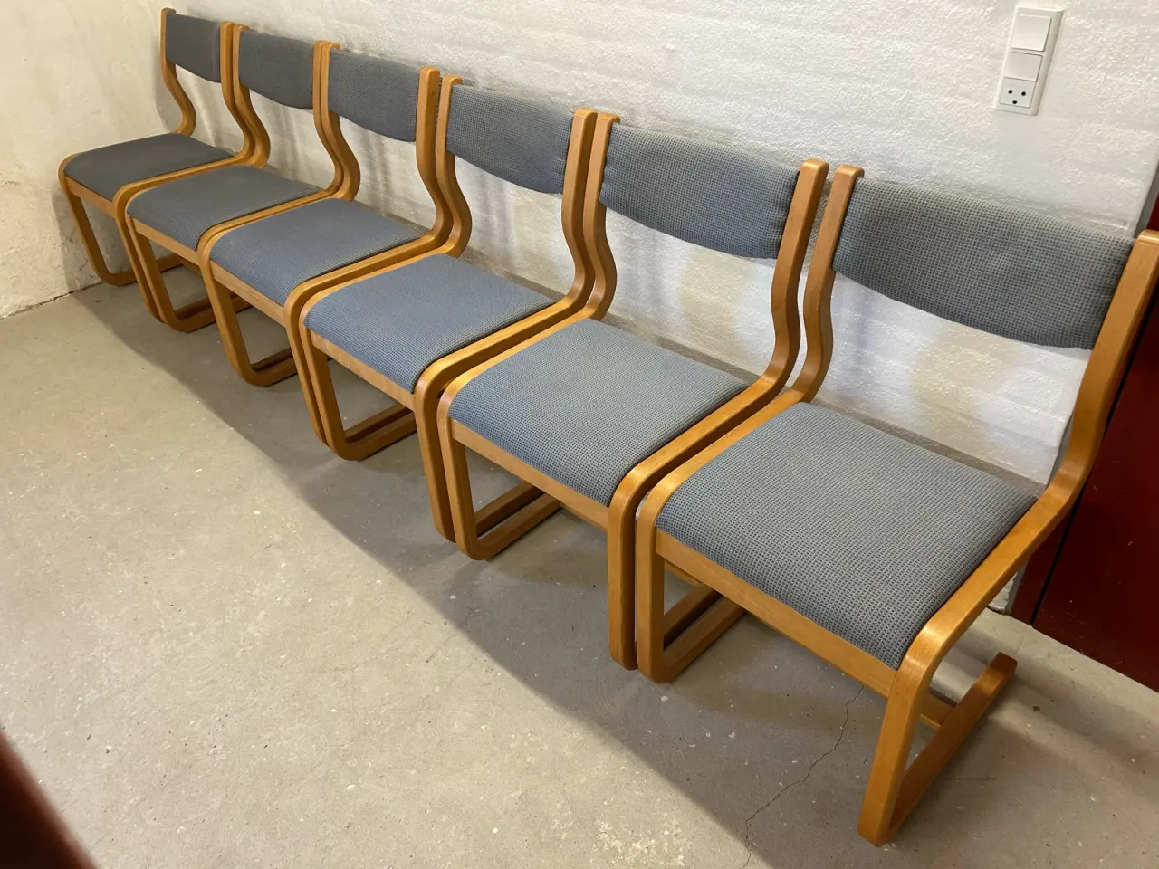 Billede 7 - Dansk designklassiker: Magnus Olesen spisebord + 6