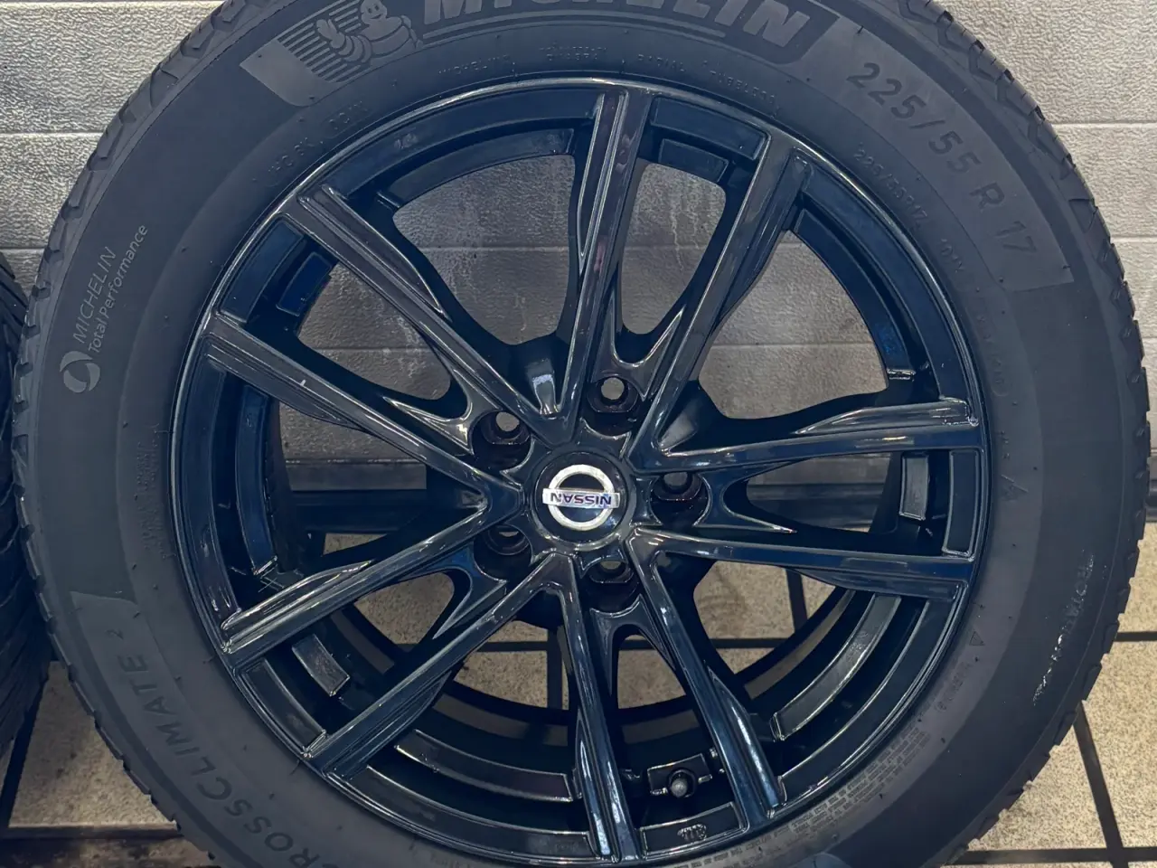 Billede 3 - Sælger et sæt originale Nissan alufælge
