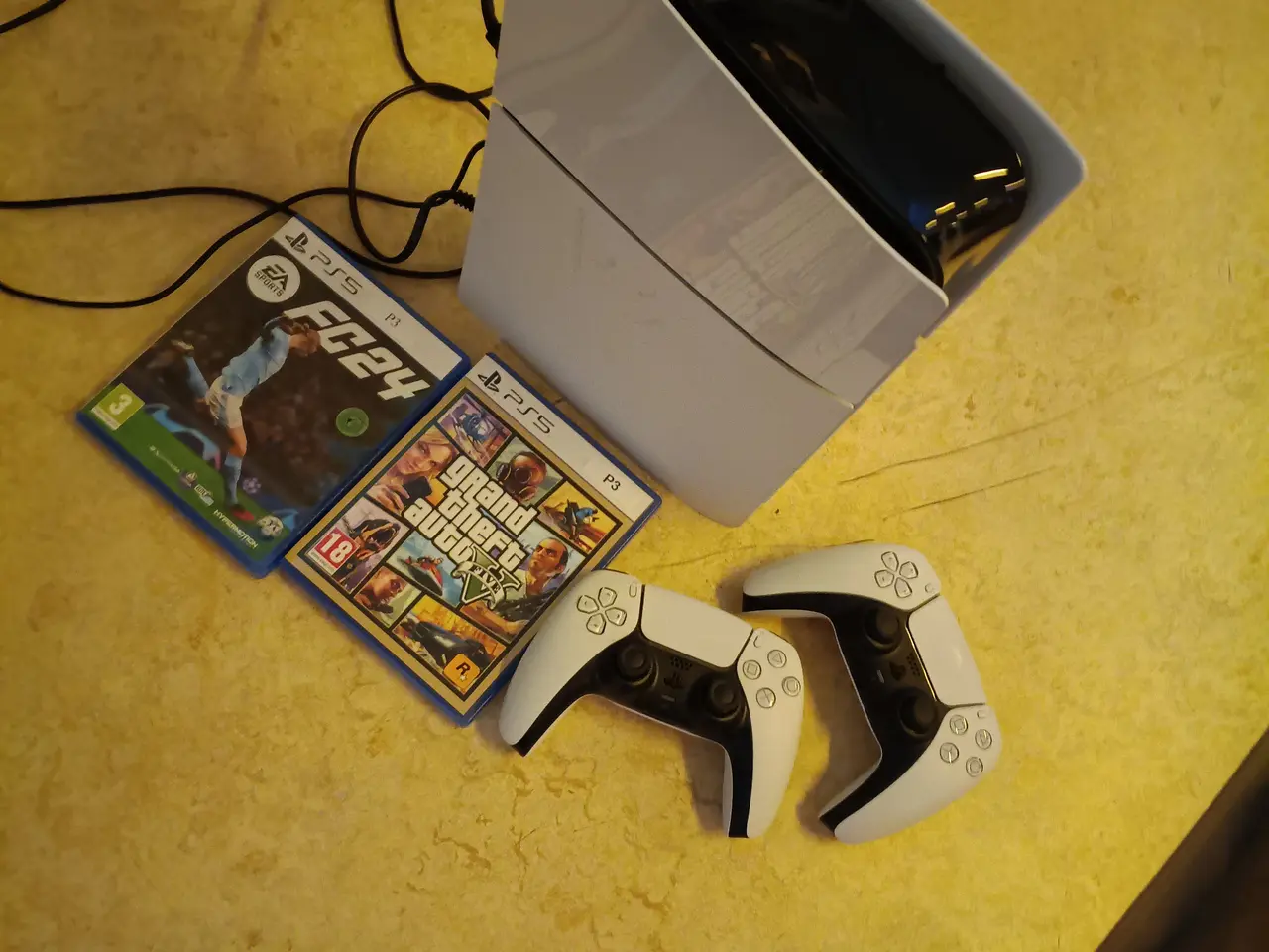 Billede 2 - PS 5 sælges med spil i kontrollers