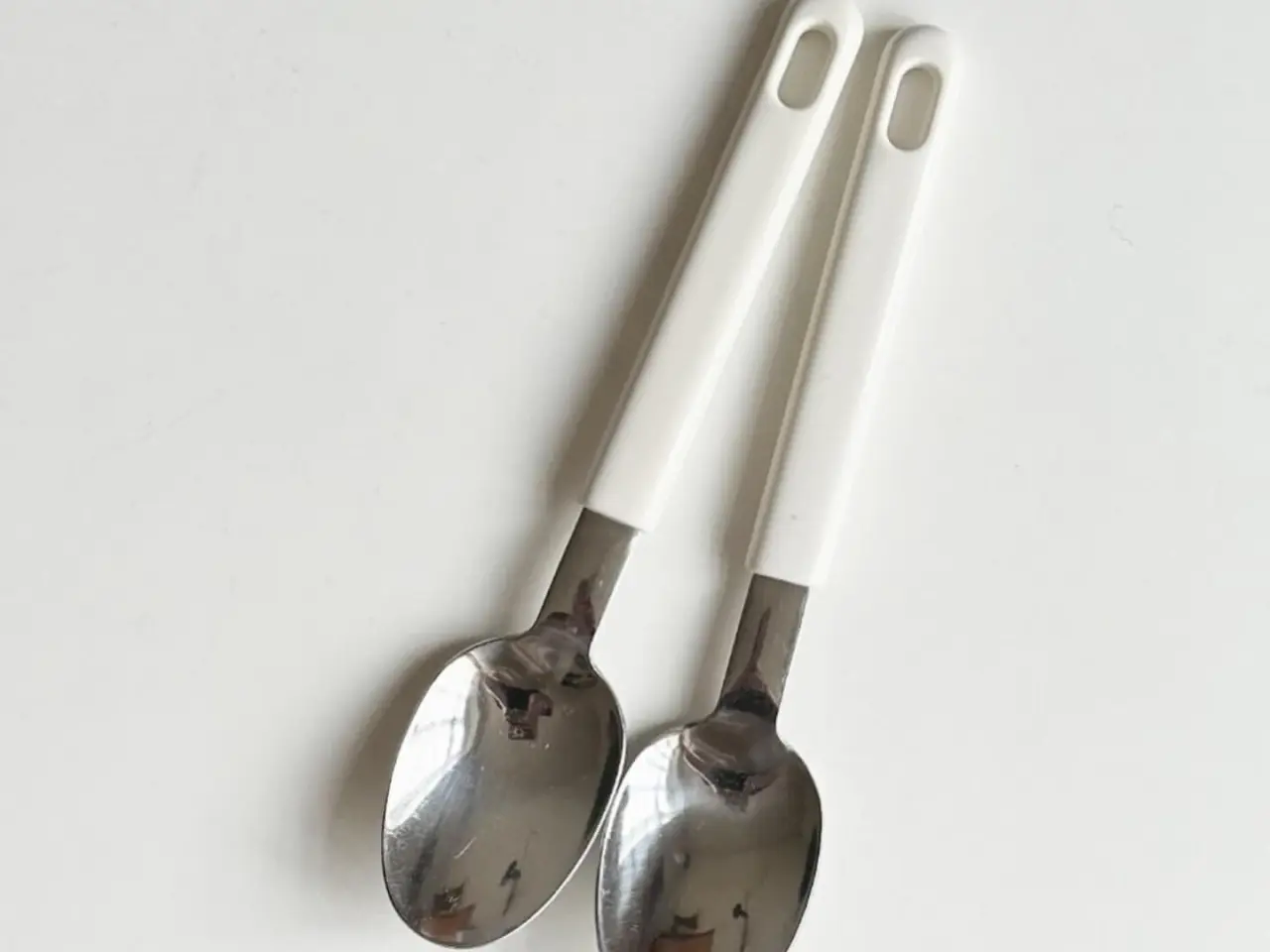 Billede 2 - Retrobestik, spiseskeer, hvid plast, 2 stk samlet